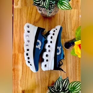 Athletic shoes   Size 7 ,7.5